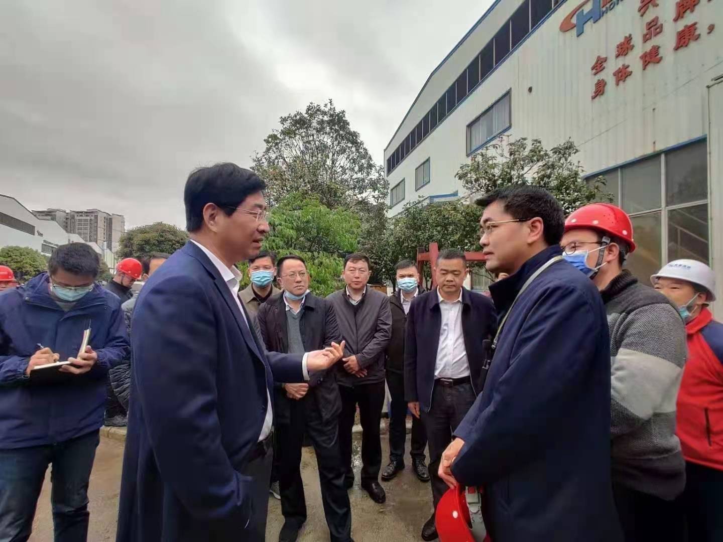 桂林市委書記周家斌書記，鐘洪常務(wù)副市長等市委市政府，區(qū)委區(qū)政府領(lǐng)導(dǎo)一行開年第一站來到廣西桂林鴻程機(jī)械廠指導(dǎo)慰問