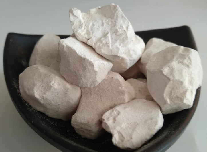 生石灰燒完還要磨粉嗎？生石灰塊磨粉機