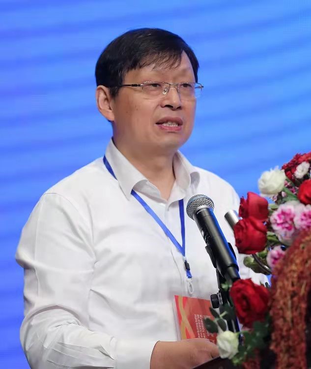 廣西大學(xué)校長助理、廣西碳酸鈣產(chǎn)業(yè)化工程院常務(wù)副院長、廣西碳酸鈣行業(yè)協(xié)會(huì)會(huì)長童張法圖片來源：廣西碳酸鈣產(chǎn)業(yè)化工程院